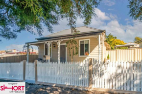 Bright, Cosy Cottage near CBD- Free wifi, Netflix and Disney Plus